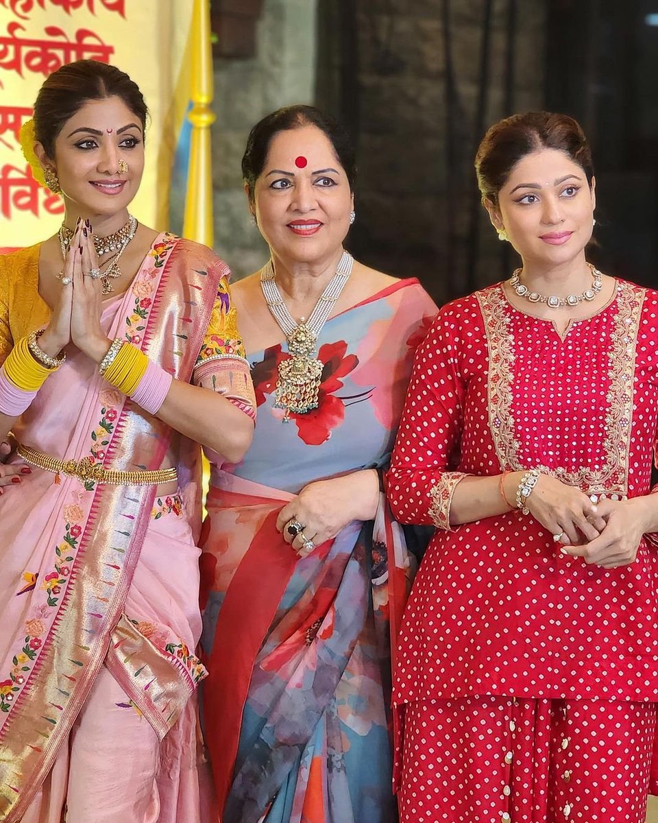 StarStyleStory1's tweet photo. Shamita Shetty shares such adorable pictures with her family from her Ganpati celebrations 🙏 https://t.co/p5WSTdTAti