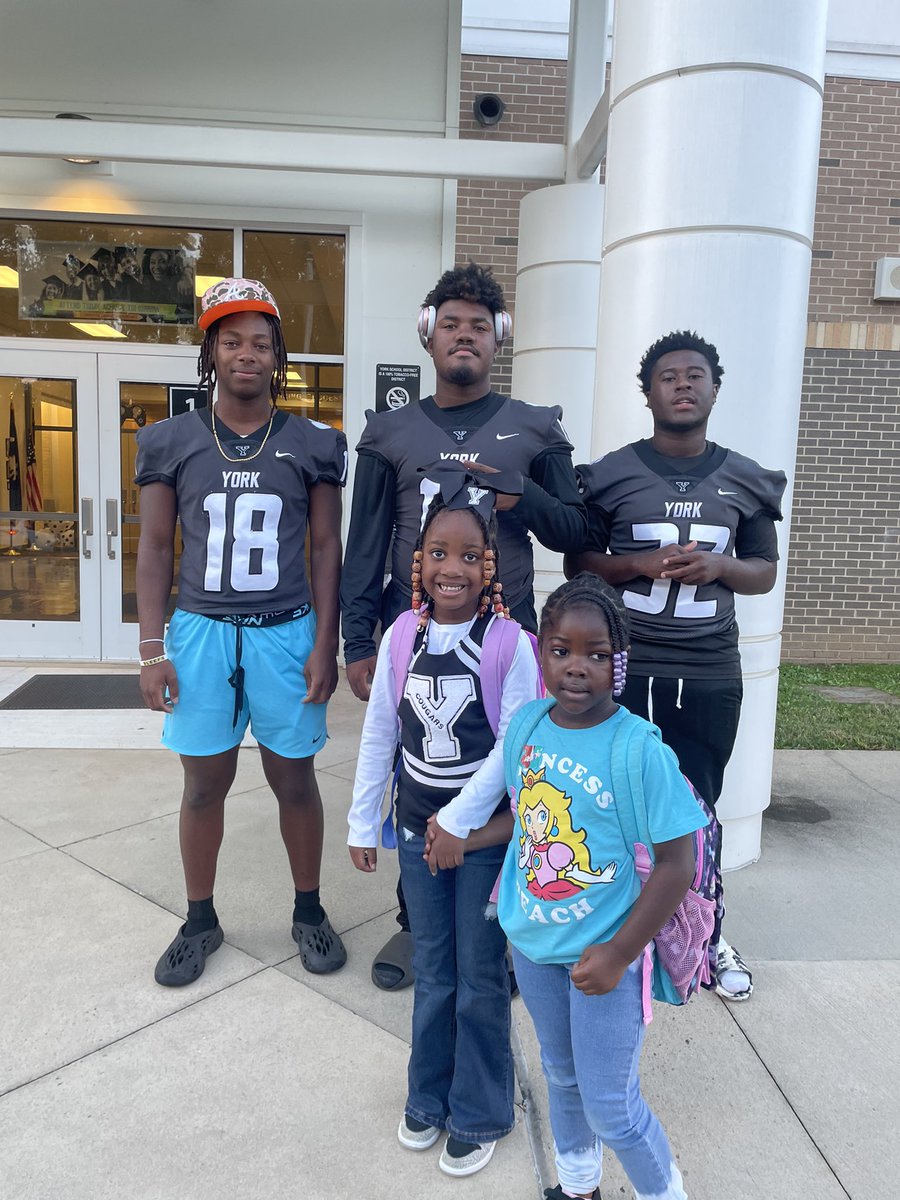 We love having our varsity football players and cheerleaders greet our students on Friday mornings! In YSD 1, we Learn, Serve, and Give- as ONE!