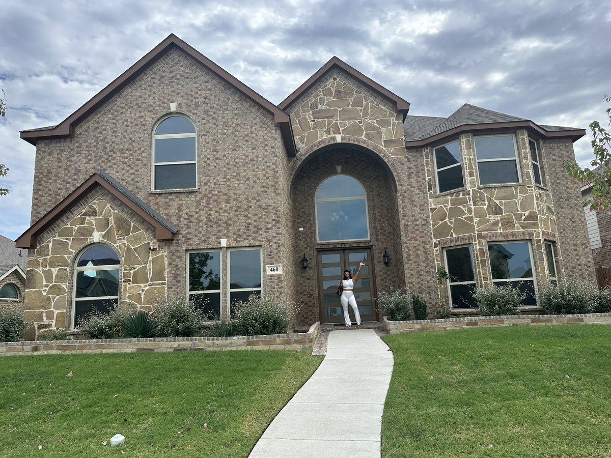 igobyshay__'s tweet photo. 2023 has been amazing🙏🏾 closed on my D R E A M home 🏡 ☺️ all the glory to God🙌🏾 6 bd, 5 ba, media room, bonus room, 3 car garage. Living my Blessed Life💕 https://t.co/ib26byeErI