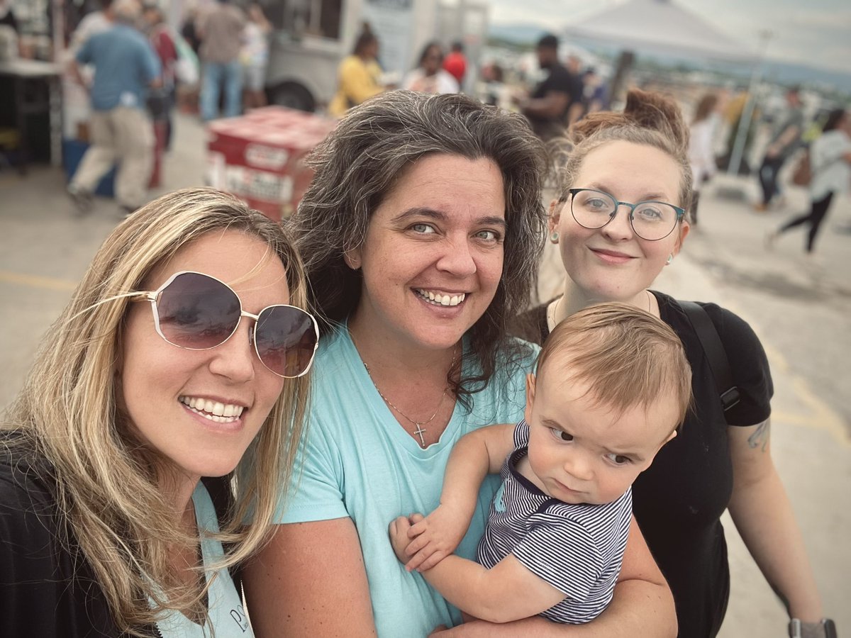 PieceOCake_LLC's tweet photo. We had a great time at the @FairFrederick today bidding farewell to the summer, seeing the cute animals 🐷🐮🐥 and passing out cupcake coupons to folks! We hope to see you all at the shop soon and hope you had a great time at the fair this year! 🎡🎠 https://t.co/EH0gW00AF5