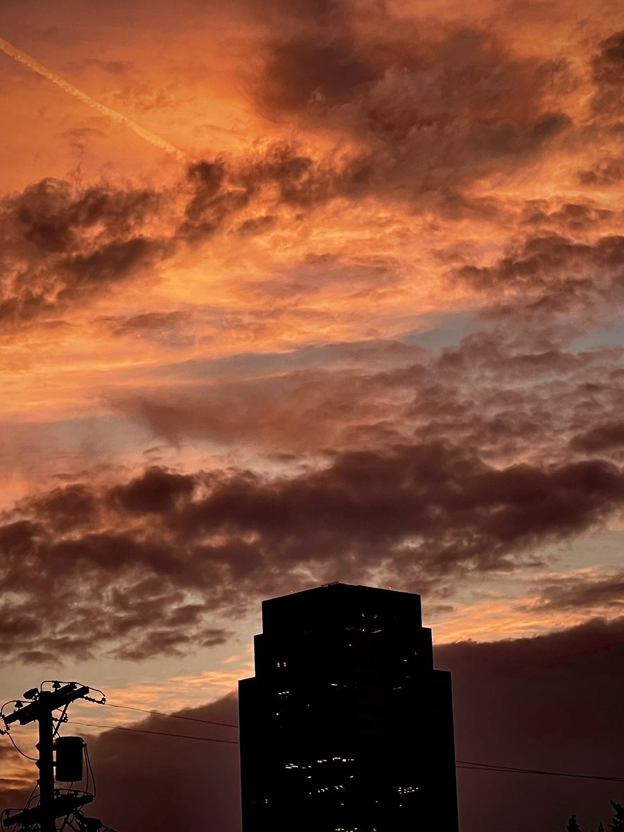 jfcore's tweet image. #centurycity #beverlyhills #dramatic #cityscape #sunset #clouds #colorful #diehard #nakatomi #nakatomiplaza