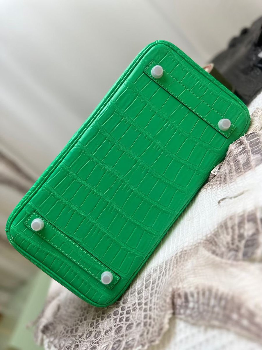 Exotic_Lin's tweet photo. #Birkin30 with Porosus Bay #crocodile 
Inverted V Matte
Top craft hand stitched wax thread 🧵
Comic green in stock https://t.co/t5Czyzeewe