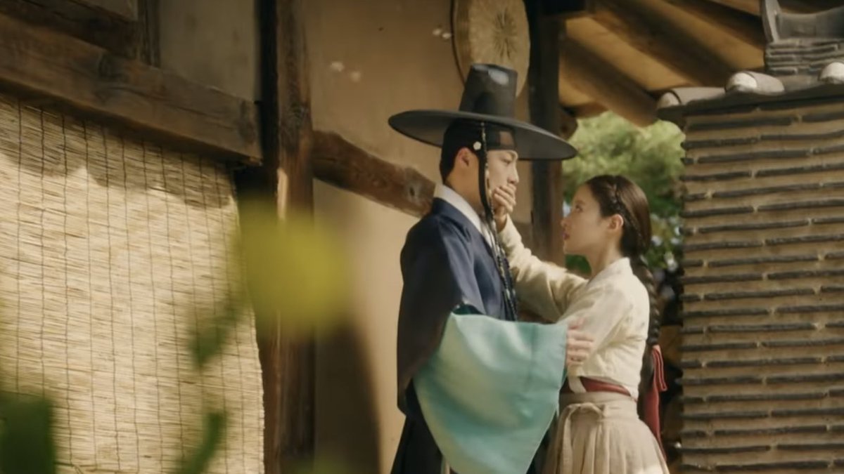 infodrakor_id's tweet photo. Time travel - sageuk - nikah kontrak 

Suaranya #BaeInHyuk emang cocok banget di sageuk + #LeeSeYoung. Ceritanya time travel karena si Yeon Woo (LeeSeYoung) tiba-tiba kehilangan suaminya. Bangun bangun udah di abad 21 dan bakalan nikah kontrak sama Tae Ha (Bae In Hyuk) https://t.co/e8tGkdE3ti