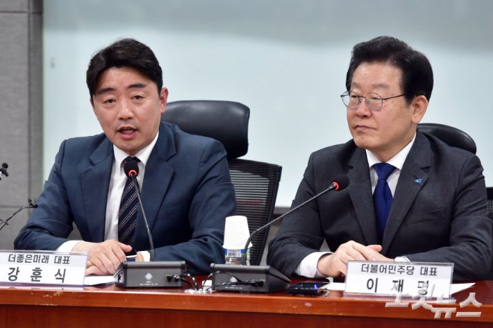 <a href="/ShinnSamuel/">눈물의 호소: 국힘당 해체는 국익1호</a> 짙게 드는 의심은!
기권6+무효4 = 고민정.강훈식.이소영.김한규
이 밀정들

반이재명
반개혁 뚜렷
숨어서 계속 이재명 발목잡아온
원흉 고민정.강훈식.김한규.이소
영
놔두면 고비마다 또 폐악질할것!

그리고 미친놈 아니고서
대표직함 같이걸고 기자회견하
는 강훈식이 정상인가요?