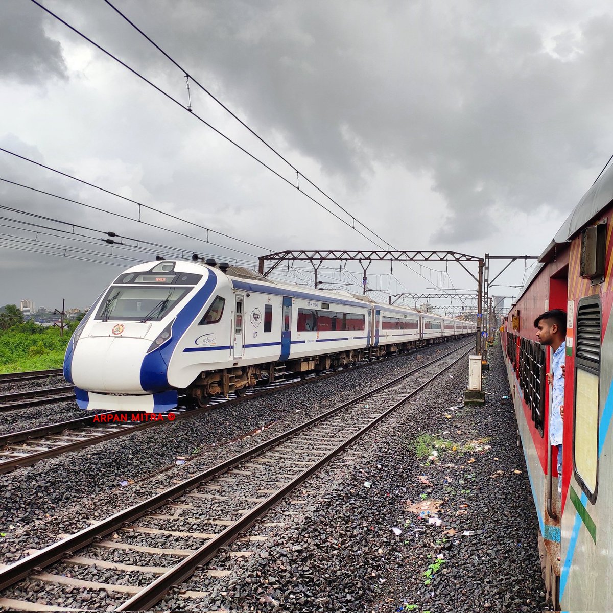CSMT-Solapur Vande Bharat exp overtaking my Indore Daund Exp at Kalyan

@Central_Railway