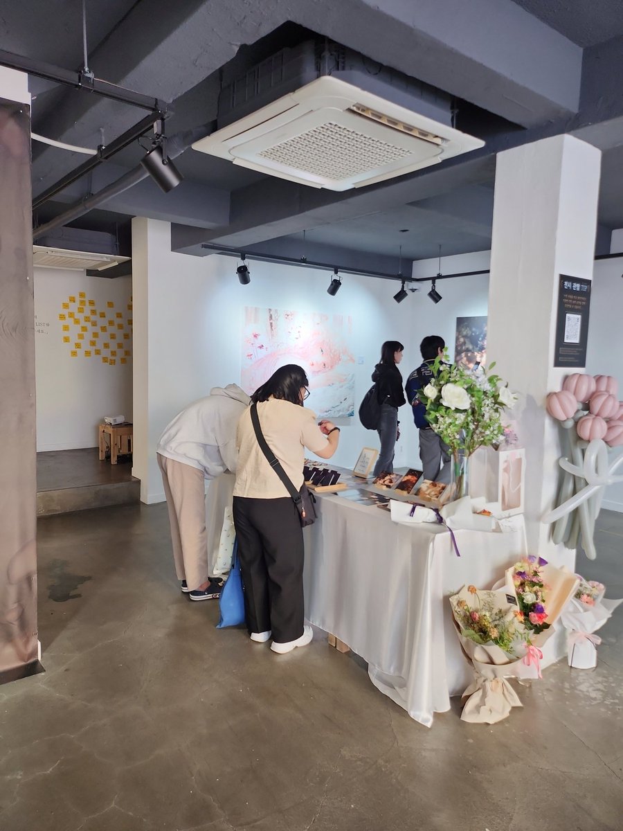 오픈 하자마자 북적이는 전시장✨️
대전은 예술인의 도시여써....🥹

《Re.J 2nd 개인전 -My Playlist 》
🔸️9.16(토)~ 9.30(토)
🔸️대전아리아 갤러리

#대전여행 #성심당 #성심당투어 #대전전시회 #illust #ipaddrawing