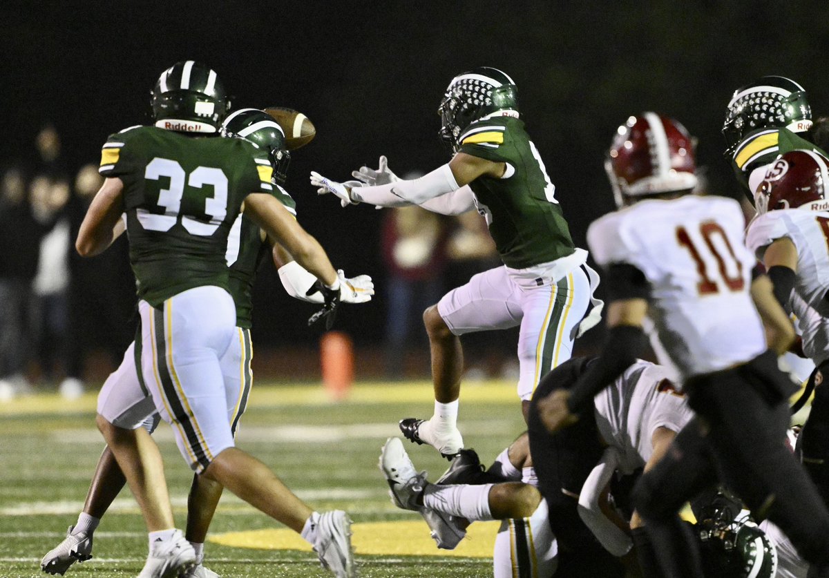 photowkb's tweet photo. Damien leads La Serna 21-7 2nd quarter during a prep football game at Damien High School in La Verne. @cifss #ciffss @DamienFootball_ #damien @LaSernaHS #laserna @SGVNSports @NikonUSA #nikon @InsideSoCalSpts https://t.co/a96jImDUAu