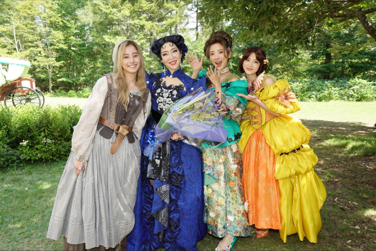 NetflixJP's tweet photo. 世界で大旋風を巻き起こす『#赤ずきん旅の途中で死体と出会う』🪄

🏆日本の週間映画Top10で1位
🏆世界51の国と地域で週間映画TOP10入り
🏆週間グローバルTop10(非英語映画)で日本映画初の1位

#橋本環奈、#新木優子、#岩田剛典 ら福田組のメイキングショットを公開！

@H_KANNA_0203
@T_IWATA_EX_3JSB https://t.co/xix1YH4G4v