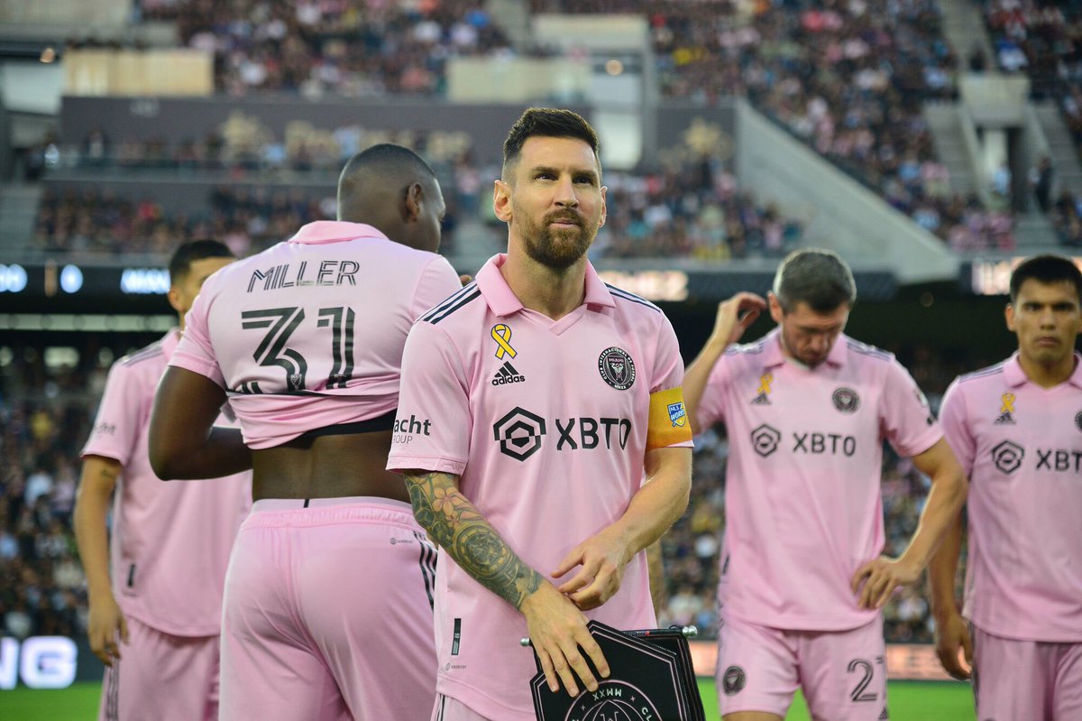 Konrad__FCB's tweet photo. La différence entre le FC Messi et le FC Ronaldo, c’est que le FC Messi est composé de fans de Messi alors que le FC Ronaldo est composé des haters de Messi. https://t.co/obwkGPXgCx
