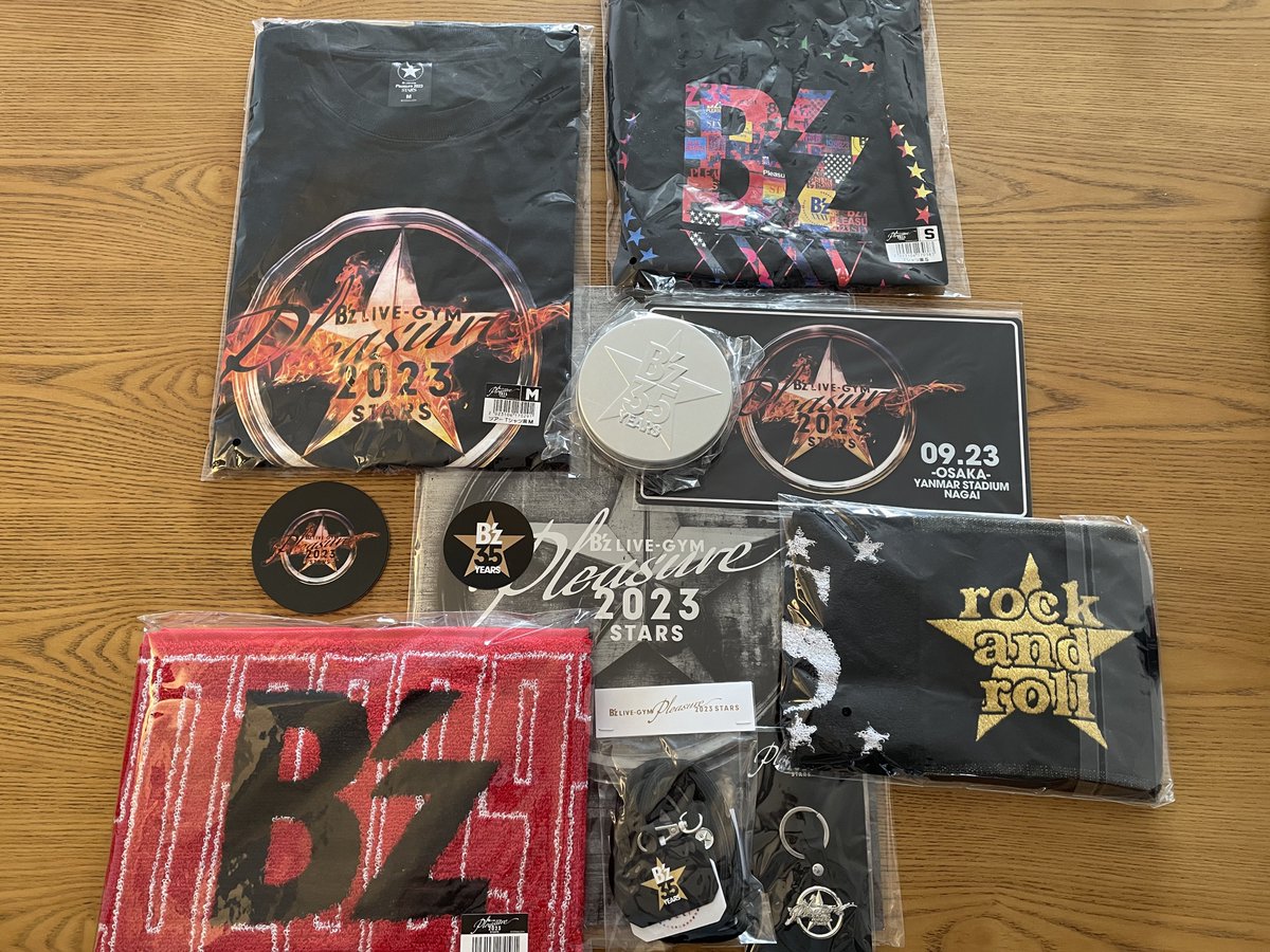 3104sasa's tweet photo. 11:20頃にはグッズを買い終えて会場周辺をウロウロして先程一旦帰宅しました。写真は戦利品とか会場周辺の様子です。ちょっと休憩した後は購入したTシャツを着て参戦します🎸
#Bz
#Bz35th
#Pleasure2023
#STARSCafe
#ヤンマースタジアム長居 https://t.co/GehqDY35kO