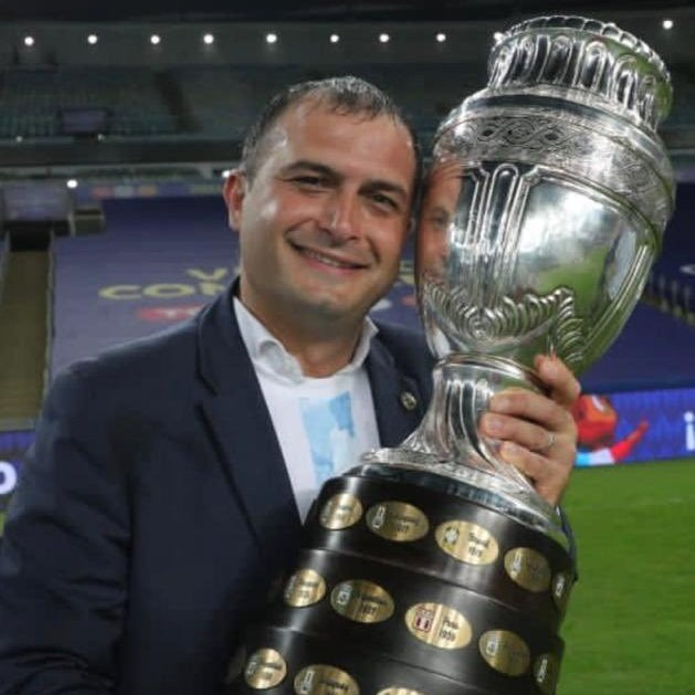 INDEPENDIENTEgc's tweet photo. Luciano #Nakis @LucianoNakis · La próxima generación de dirigentes, con la que vamos a conducir #Independiente, vamos a recuperar el lugar de prestigio que el Rojo nunca tuvo que haber perdido. https://t.co/UvuZxJ3HgQ https://t.co/MrmXOBo5wL