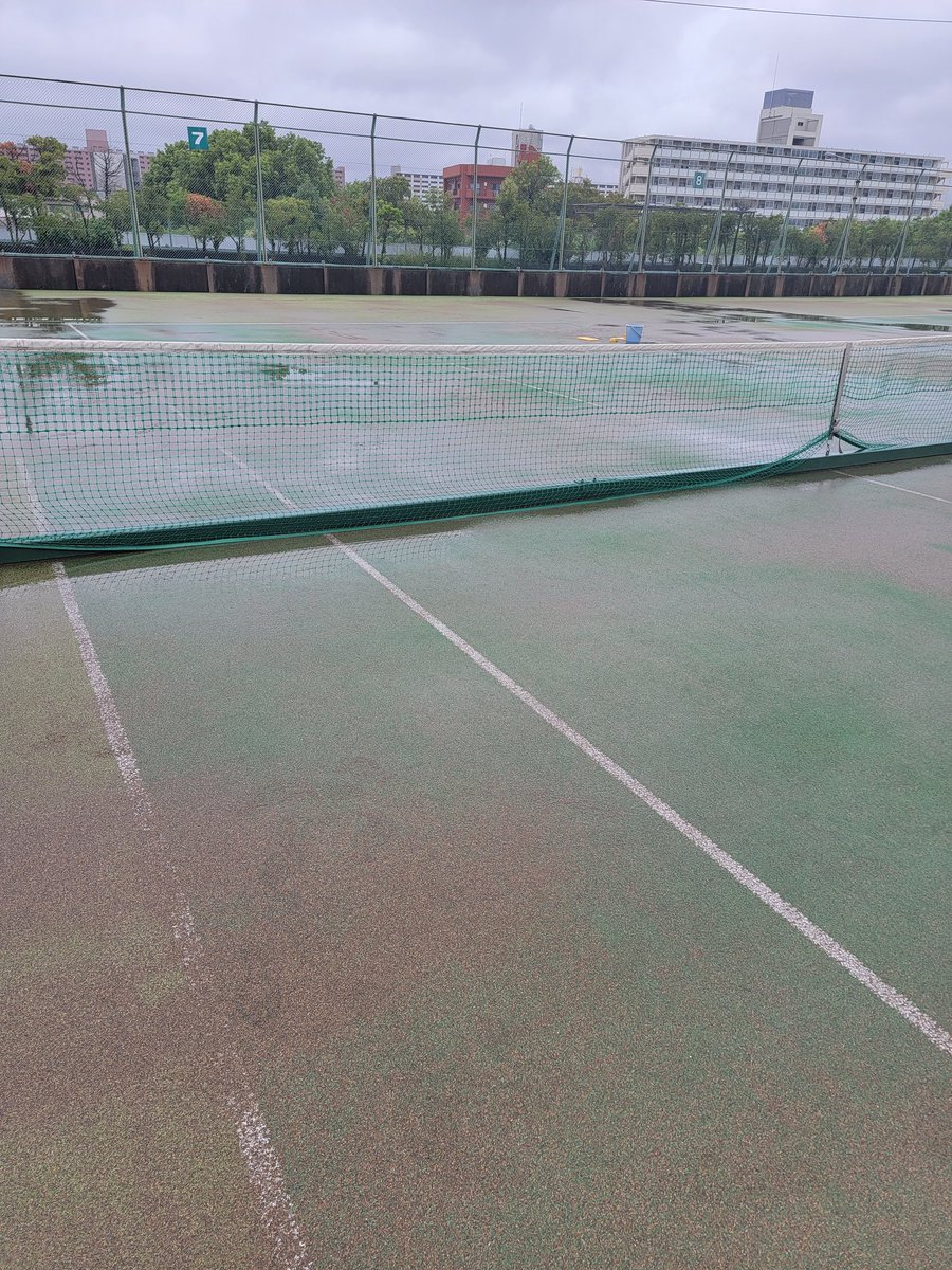 TIC_No1's tweet photo. 今朝は息子と練習,,,,,
朝からなかなか雨やまず
(>д<*)
でも、
なんとかアドサイドのみで練習やれた。(^-^) https://t.co/YoHb3XEI2D
