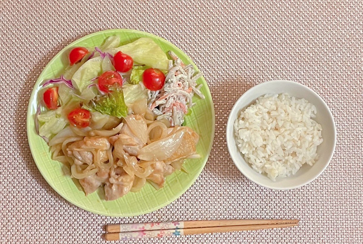 sio_o17's tweet image. 朝 なし
昼 鶏肉のしょうが焼き
    サラダ🥗 (ごぼうサラダ)
    ご飯🍚
初めて作ったけど簡単で美味しかった😋
 #ダイエット垢さんと繋がりたい  #ダイエット仲間募集中  #ダイエット垢  #ダイエット記録  #ダイエット飯