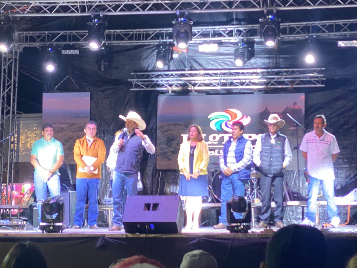 leopoldoolguin's tweet photo. #PoloOlguínSecretarioAytoJilotepec

Hace unos momentos acompañé al Lic. Rodolfo Nogués, Pdte. Mpal. de Jilotepec, a la Inauguración de la Tradiciónal Feria Patronal de la Col. La Merced.
Siempre será un gusto saludar a l@s amigas de esta entrañable Col. de la Merry! https://t.co/bchC9DjuS4