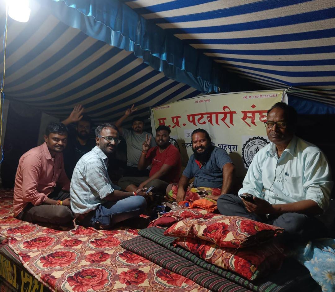 Kaslekar Manohar (@kaslekarm) on Twitter photo मध्य प्रदेश पटवारी संघ के लिए 2800 ग्रेड पे पाने समर्पण का भाव रखकर भूख हड़ताल करने वाले पटवारी भाइयों को सादर नमन।
#mppatwari_Strike_26thday
#2800GradePay
#mppatwari
#patwari
#selectedpatwari
#mppatwarisangh
#betul
#bhopal
#newdelhi
<a href="/OfficeofSSC/">Office of Shivraj</a> <a href="/KamalPatelBJP/">Kamal Patel</a> <a href="/nstomar/">Narendra Singh Tomar</a> मध्य प्रदेश पटवारी संघ के लिए 2800 ग्रेड पे पाने समर्पण का भाव रखकर भूख हड़ताल करने वाले पटवारी भाइयों को सादर नमन।
#mppatwari_Strike_26thday
#2800GradePay
#mppatwari
#patwari
#selectedpatwari
#mppatwarisangh
#betul
#bhopal
#newdelhi
<a href="/OfficeofSSC/">Office of Shivraj</a> <a href="/KamalPatelBJP/">Kamal Patel</a> <a href="/nstomar/">Narendra Singh Tomar</a>