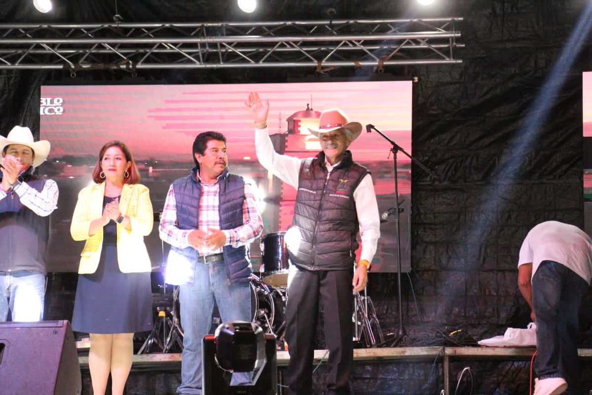 leopoldoolguin's tweet photo. #PoloOlguínSecretarioAytoJilotepec

Hace unos momentos acompañé al Lic. Rodolfo Nogués, Pdte. Mpal. de Jilotepec, a la Inauguración de la Tradiciónal Feria Patronal de la Col. La Merced.
Siempre será un gusto saludar a l@s amigas de esta entrañable Col. de la Merry! https://t.co/bchC9DjuS4