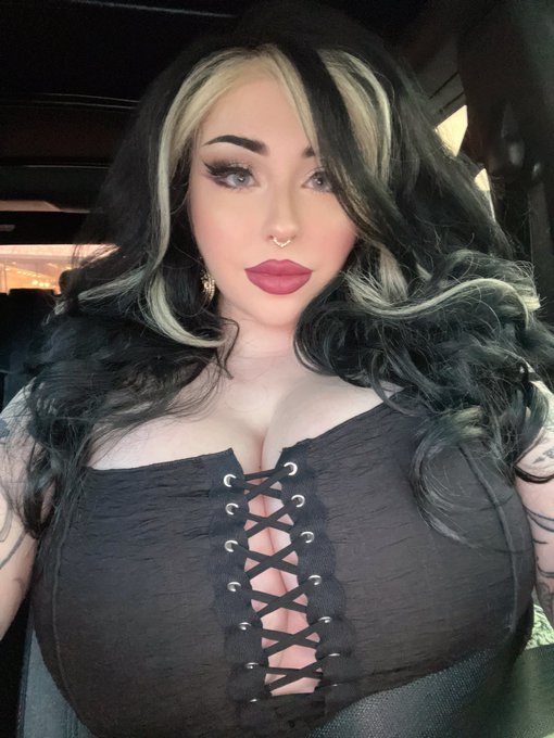 Duel streaming on Twitch &amp; YouTube 🖤 https://t.co/qqntZAO158