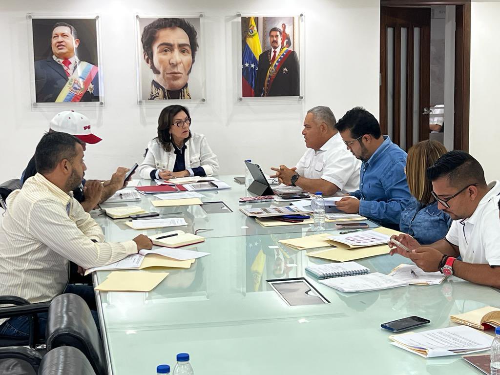 LuisJonasReyes's tweet photo. Sostuvimos una excelente reunión de trabajo con los colegas alcaldes y alcaldesa, junto a nuestro Gobernador @AdolfoP_Oficial y la Presidenta de la Misión Venezuela Bella Ing @JacquelinePSUV. Revisión del 1x10 y del trabajo para seguir consolidando los servicios públicos! https://t.co/63fXQcQHbO