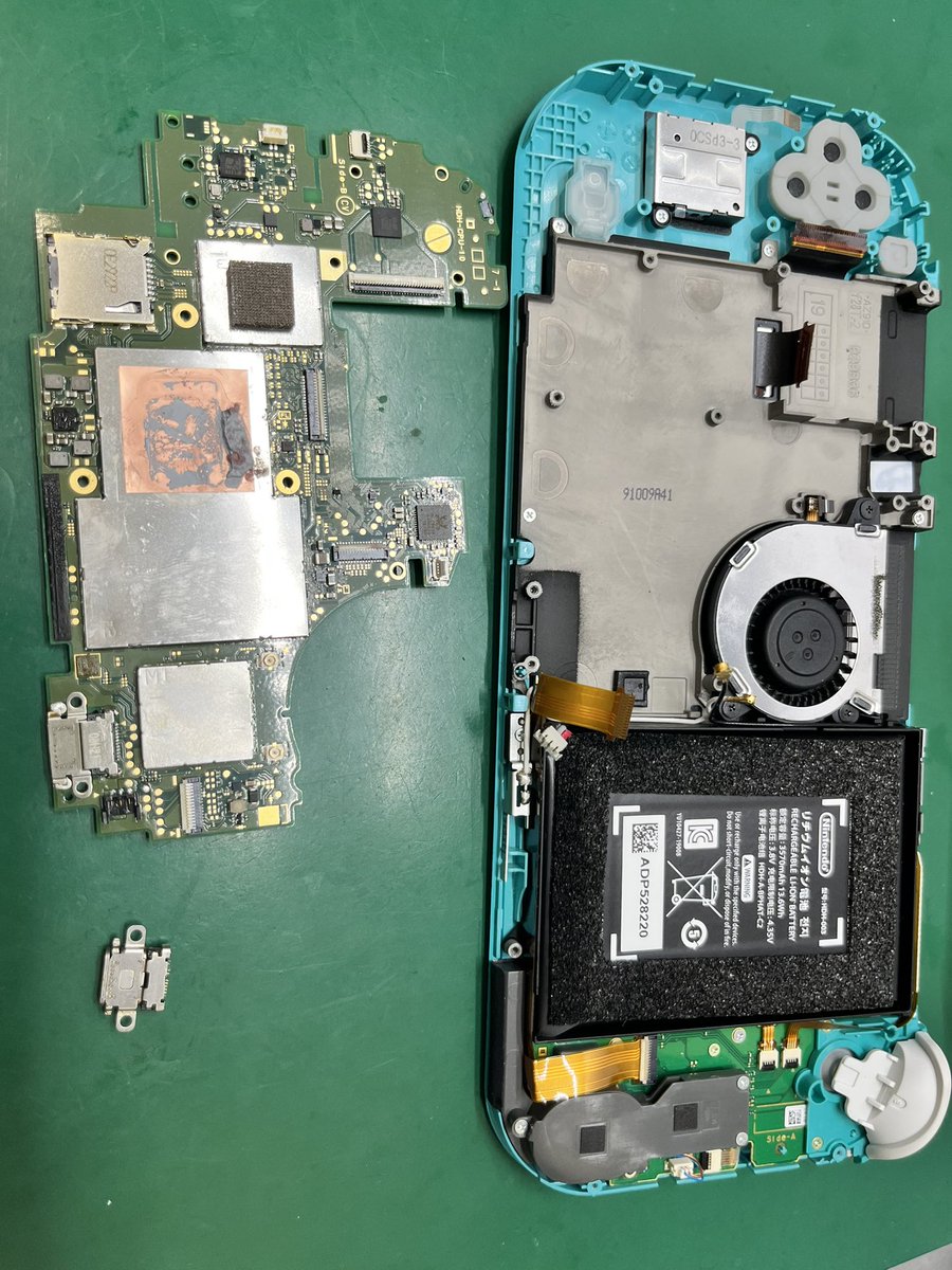 power_fix's tweet photo. 当店ではNintendo Switch liteの修理もしています。

こちらはUSB-Cポートの金色の端子部分が折れ曲がっていたので交換修理をしたところです。

スイッチライトの充電出来ない症状などお気軽にご相談ください。
#ニンテンドースイッチ修理　#Switch修理 #大阪 #梅田 https://t.co/X6JohpltLV