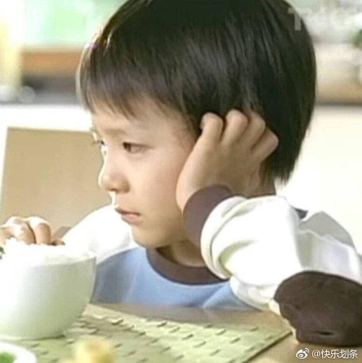 ลูกใครตัวแค่นี้หัดงอนซะแล้ว ช้อนน่ะกำเข้าไปไม่ต้องกินแล้วมั้งข้าว

ป๊ามะต้องพุด

ดุไม่ได้หรอกคนนี้ ดุแล้วก็งอนทำน้ำตาคลอจมูกแดงใส่

หนุไม่ได้งอน

เนี่ยแหละงอน  เหมือนกันทั้งแม่ทั้งลูก