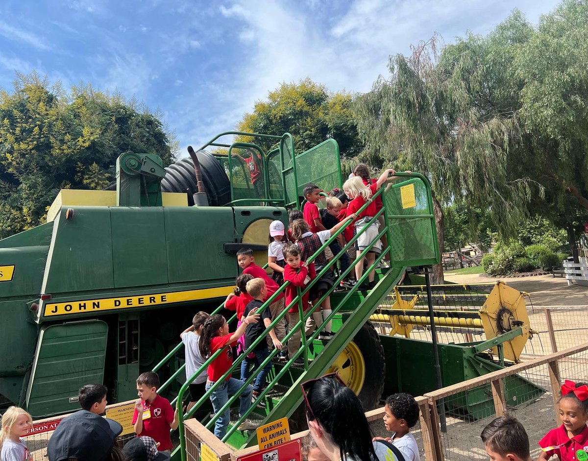 VCSCrusaders's tweet photo. Super fun first-grade field trip to Underwood Farms today! Our awesome students learned about farming, rode tractors, and picked vegetables—a perfect supplement to our science unit on healthy foods!
_____
#VCSFamily #CRUNITED #VCSElementary https://t.co/BUKvjnlOH9