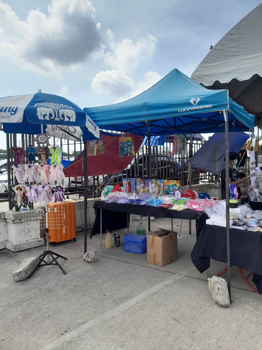 PATA_Shop88's tweet photo. ร้านป้าพร้อมให้บริการแล้วจ้าร้านแรกซอยแรก #TWICE_5TH_WORLD_TOUR_BANGKOK https://t.co/2TKzc3cpaT