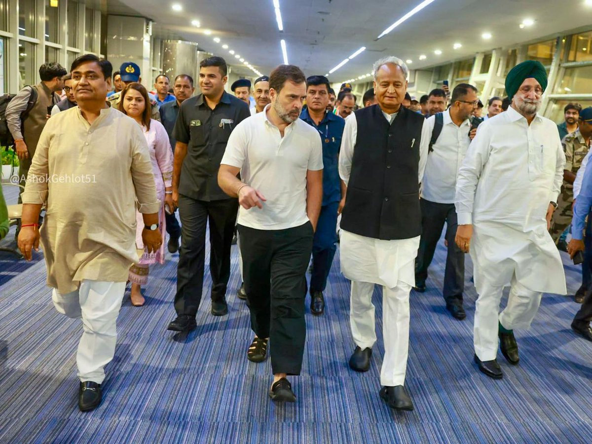 जयपुर एयरपोर्ट पर श्री राहुल गांधी का सहृदय स्वागत किया।

आपका आगमन हमेशा ही राजस्थानवासियों को नव उल्लास और ऊर्जा से भर देता है।

<a href="/RahulGandhi/">Rahul Gandhi</a>