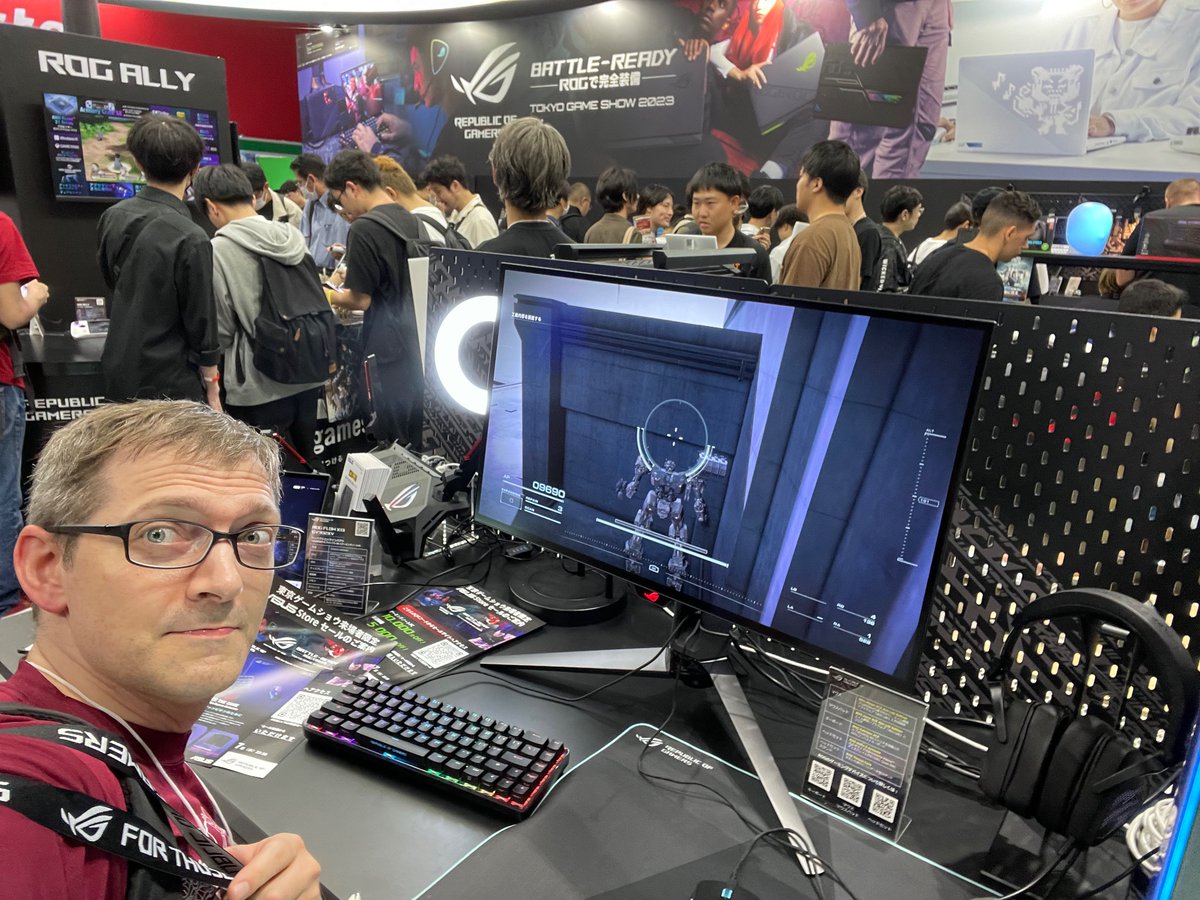 TokyoFilmmaker's tweet photo. 【ROG×TGS2023】
#ASUS #ROG #ROGで完全装備 
Nerd-selfie playing Armored Core 6 in the ROG booth at TGS! https://t.co/3Ygfk0WqEb