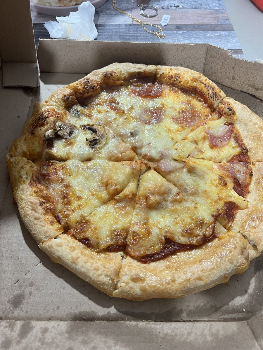kaeely2's tweet photo. @pizzahut @PizzaHut_Mexico a esto le llaman 4 estaciones? Que decepción…. Pizza dura, y con esta “calidad”. https://t.co/h2PSliJurE