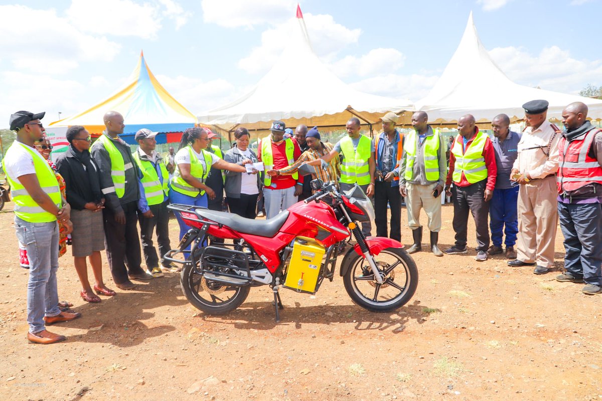 HonKingara's tweet photo. Boda boda Industry is one that is critical in today's transport system.

Yesterday, Simon Ng'ang'a Kingara foundation team offered financial support as well as food to boda boda riders during an engagement meeting in Ruiru.
#Mtendakazi 
#RuiruMbele 
#wearedelivering https://t.co/KYlFUEtyXW