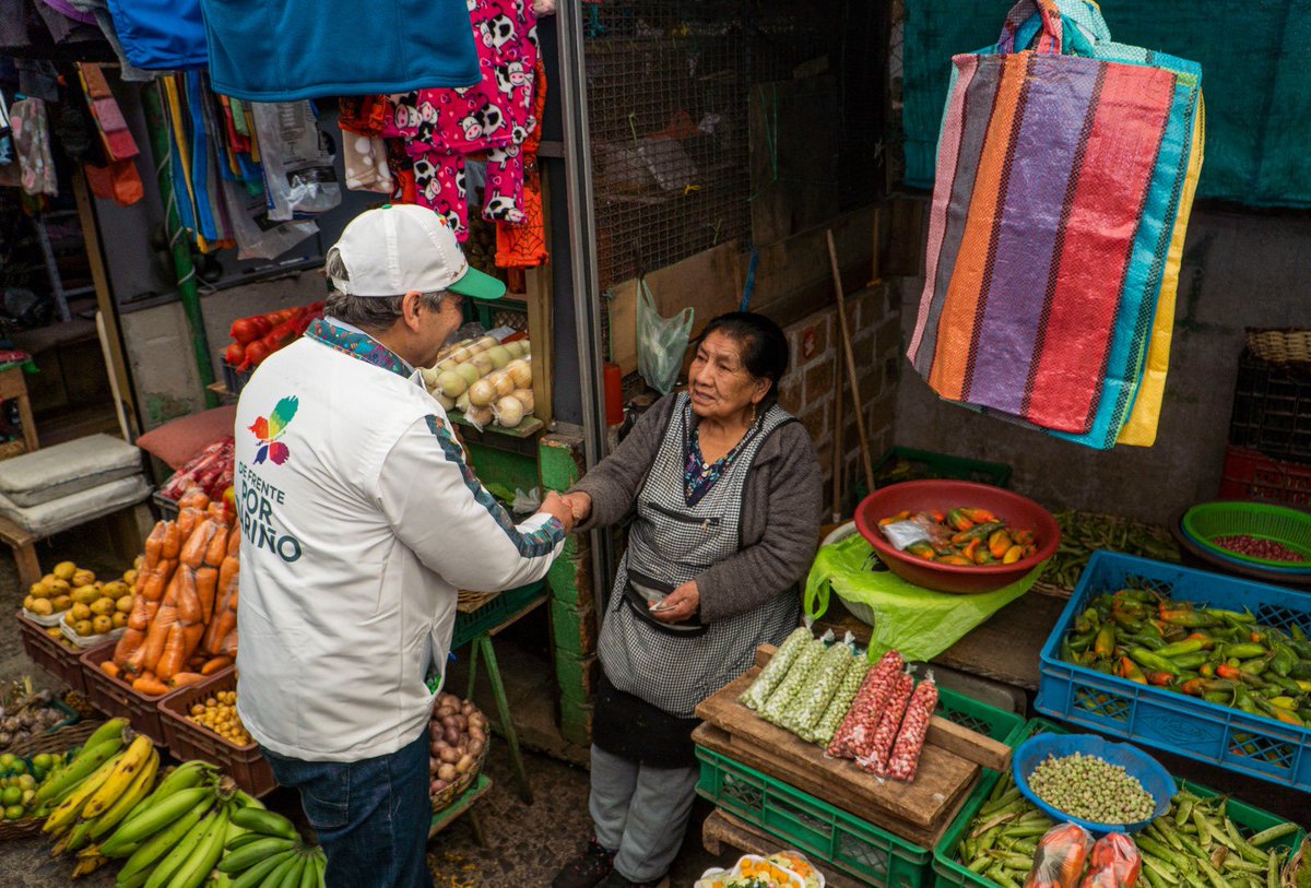 BernerOficial's tweet photo. 💛🌽🥕 La plaza de mercado del #Potrerillo alimenta los hogares de #Pasto. Trabajaremos por mejorar los espacios de acceso y comercialización, la seguridad y convivencia, y un adecuado manejo de residuos.
¡Juntos lo haremos realidad. Una plaza digna para nuestra gente! https://t.co/X3kTRp0Y0G