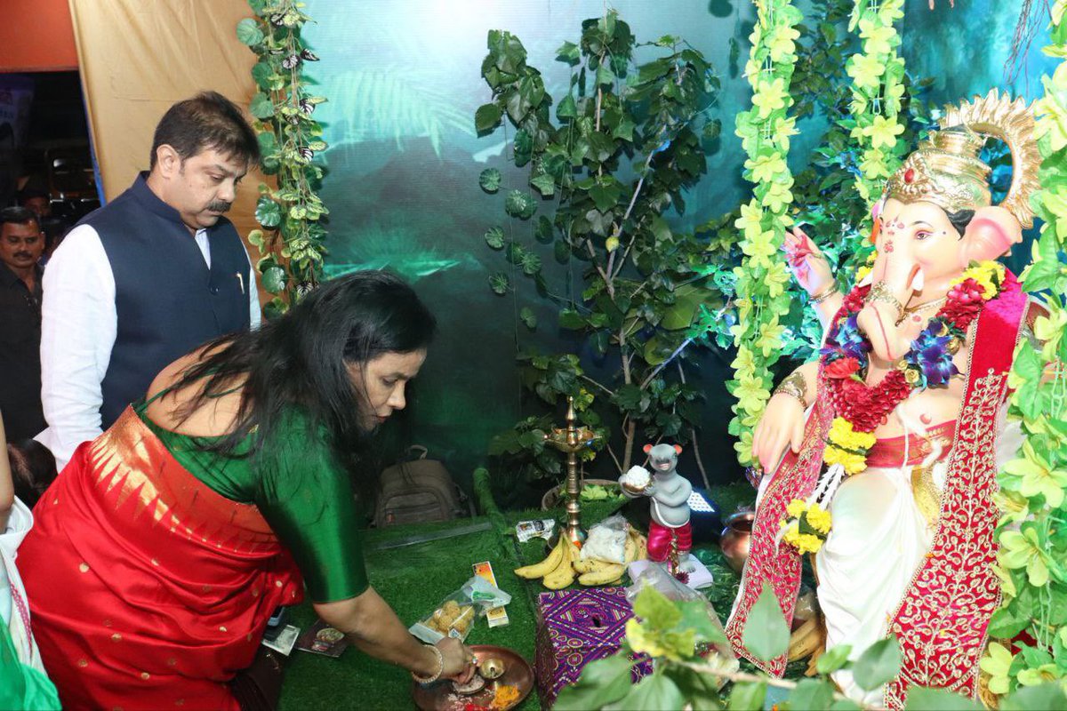 NeetaLad_Off's tweet photo. सिद्धिविनायका गजानना गणराया...

खामकरवाडी येथील बालपणीच्या निवासस्थानी सहकुटुंब जाऊन विघ्नहर्ता श्री गणरायाचे दर्शन घेतले. 
यावेळी आप्तेष्ट आणि मित्र परिवार उपस्थित होता.
माझ्या बालपणीच्या अनेक सुंदर आठवणी आहेत!
माझे बंधू स्वर्गीय हेमंत भापसे यांनी सुरू केलेले हे गणेशोत्सव मंडळ असून यावर्षी मंडळाची ५० वर्षे पूर्ण होत आहेत!
@PrasadLadInd
