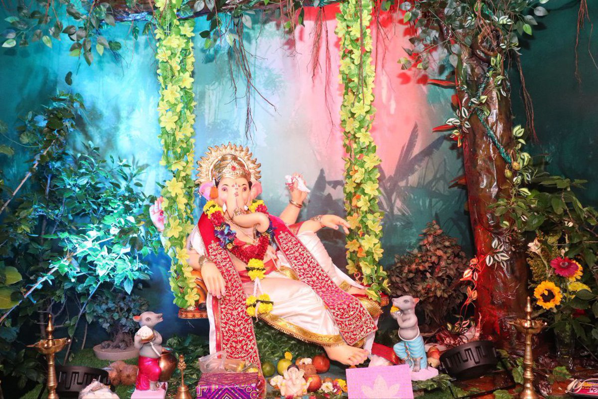 NeetaLad_Off's tweet photo. सिद्धिविनायका गजानना गणराया...

खामकरवाडी येथील बालपणीच्या निवासस्थानी सहकुटुंब जाऊन विघ्नहर्ता श्री गणरायाचे दर्शन घेतले. 
यावेळी आप्तेष्ट आणि मित्र परिवार उपस्थित होता.
माझ्या बालपणीच्या अनेक सुंदर आठवणी आहेत!
माझे बंधू स्वर्गीय हेमंत भापसे यांनी सुरू केलेले हे गणेशोत्सव मंडळ असून यावर्षी मंडळाची ५० वर्षे पूर्ण होत आहेत!
@PrasadLadInd