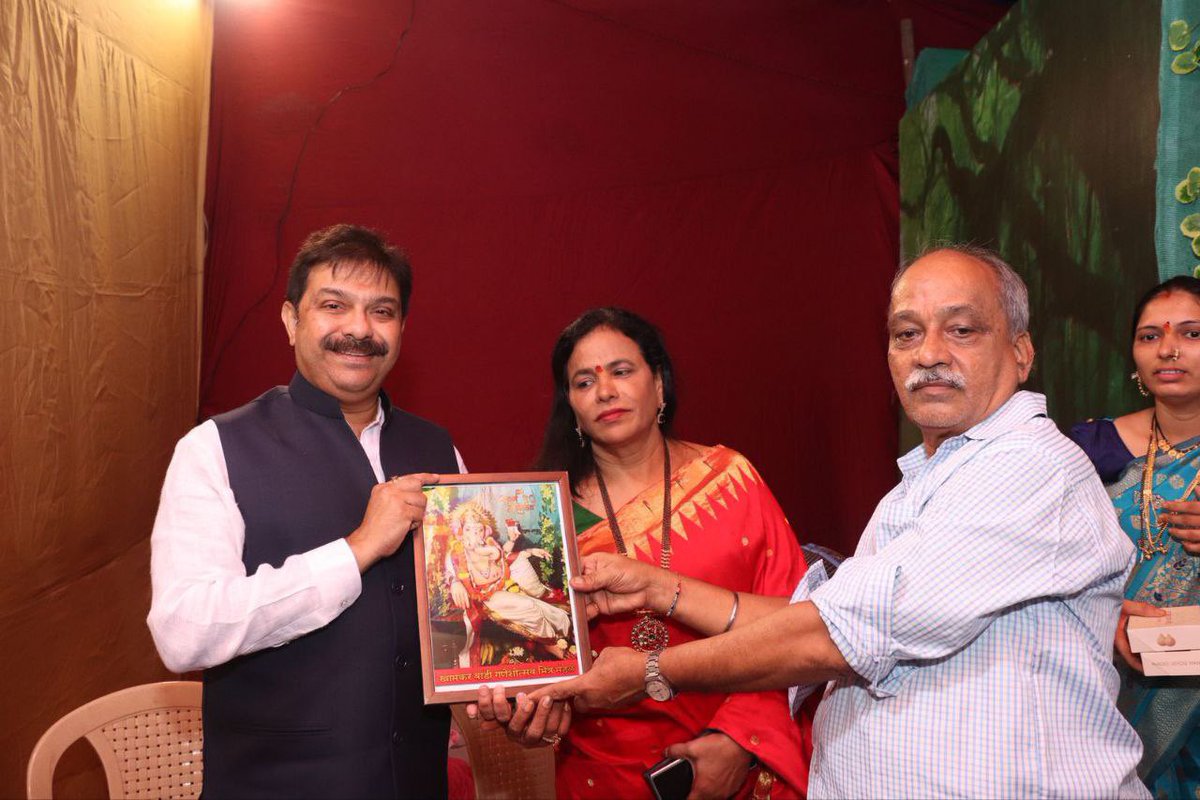 NeetaLad_Off's tweet photo. सिद्धिविनायका गजानना गणराया...

खामकरवाडी येथील बालपणीच्या निवासस्थानी सहकुटुंब जाऊन विघ्नहर्ता श्री गणरायाचे दर्शन घेतले. 
यावेळी आप्तेष्ट आणि मित्र परिवार उपस्थित होता.
माझ्या बालपणीच्या अनेक सुंदर आठवणी आहेत!
माझे बंधू स्वर्गीय हेमंत भापसे यांनी सुरू केलेले हे गणेशोत्सव मंडळ असून यावर्षी मंडळाची ५० वर्षे पूर्ण होत आहेत!
@PrasadLadInd