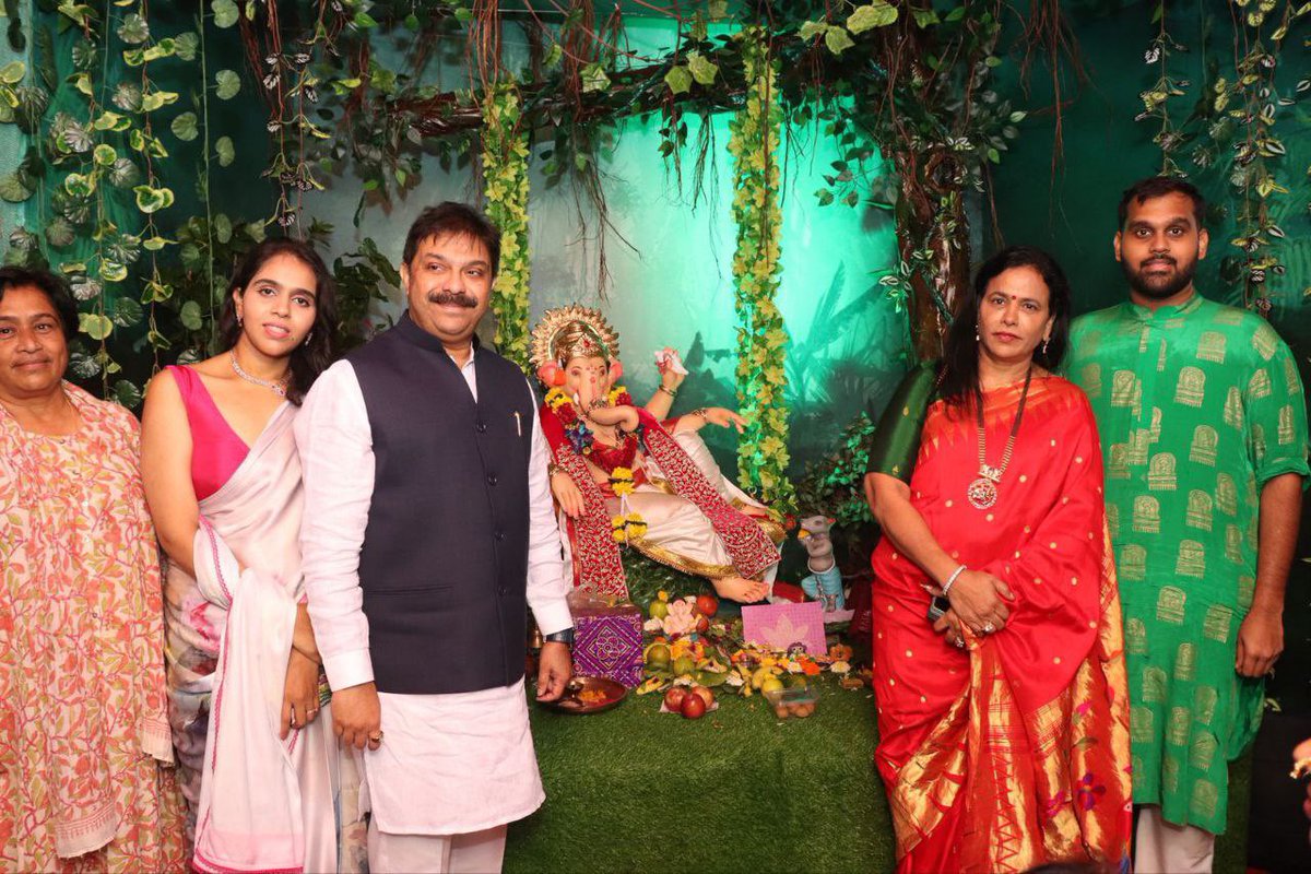 NeetaLad_Off's tweet photo. सिद्धिविनायका गजानना गणराया...

खामकरवाडी येथील बालपणीच्या निवासस्थानी सहकुटुंब जाऊन विघ्नहर्ता श्री गणरायाचे दर्शन घेतले. 
यावेळी आप्तेष्ट आणि मित्र परिवार उपस्थित होता.
माझ्या बालपणीच्या अनेक सुंदर आठवणी आहेत!
माझे बंधू स्वर्गीय हेमंत भापसे यांनी सुरू केलेले हे गणेशोत्सव मंडळ असून यावर्षी मंडळाची ५० वर्षे पूर्ण होत आहेत!
@PrasadLadInd