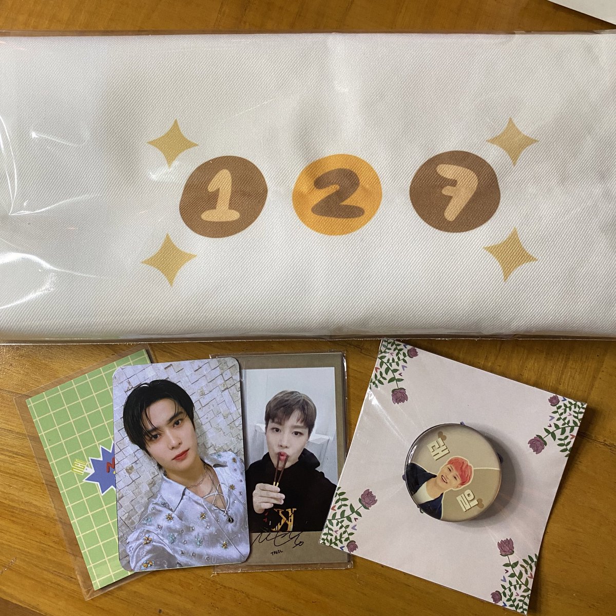 sama ini ada 2 totebag nct dream sama 127, griptok, pola, sama pc niatnya mau bikin mini GA tp ga sempet post krn capek bgt pas di kereta😫