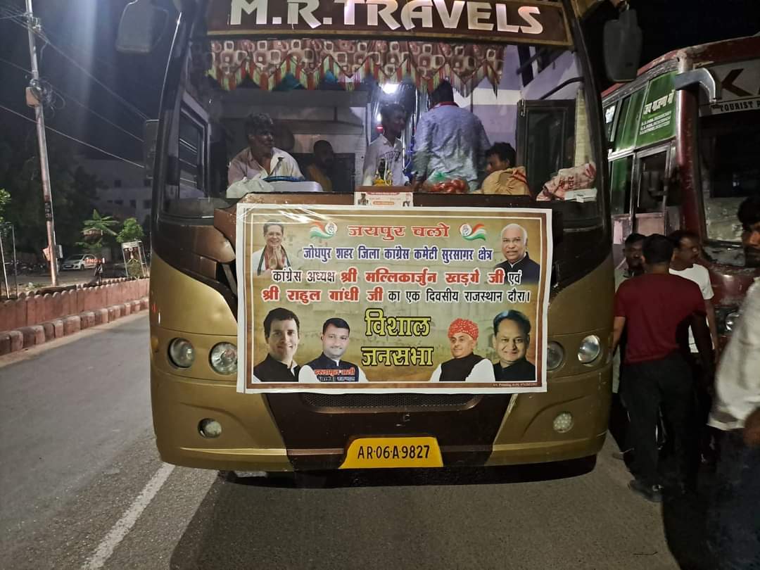 aiyub_prof's tweet photo. @INCIndia के अध्यक्ष श्री @kharge जी एवं पूर्व राष्ट्रीय अध्यक्ष श्री @RahulGandhi जी की (कार्यकर्ता सम्मेलन) के लिए हमारे HCm @ashokgehlot51 जी के व @INCRajasthan के अध्यक्ष श्री @GovindDotasra के आदेश अनुसार सूरसागर विधानसभा से 15 से ज्यादा बसो को हरी झंडी दिखाकर रवाना किया ! https://t.co/Qj5jlTdMab