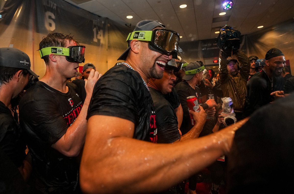 Twins's tweet photo. Celebrate good times. 🍾🍻 https://t.co/iwtTjLOgz5
