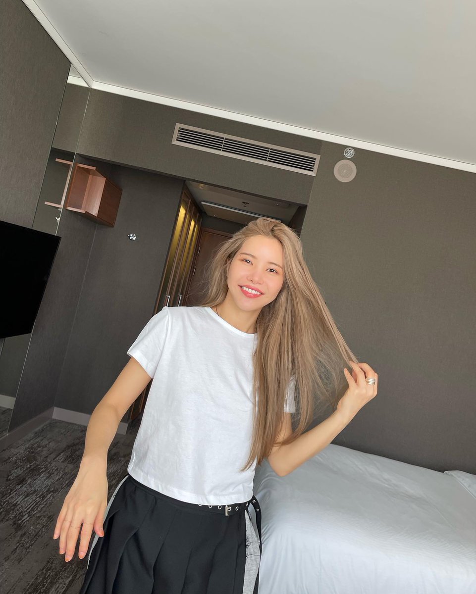 lunaestreIIad0s's tweet photo. [solarkeem IG]

in poland🤍❤️

🔗https://t.co/O4y3BWm6IM

#MAMAMOO #SOLAR
#마마무 #솔라
@RBW_MAMAMOO https://t.co/M0FewDob5f