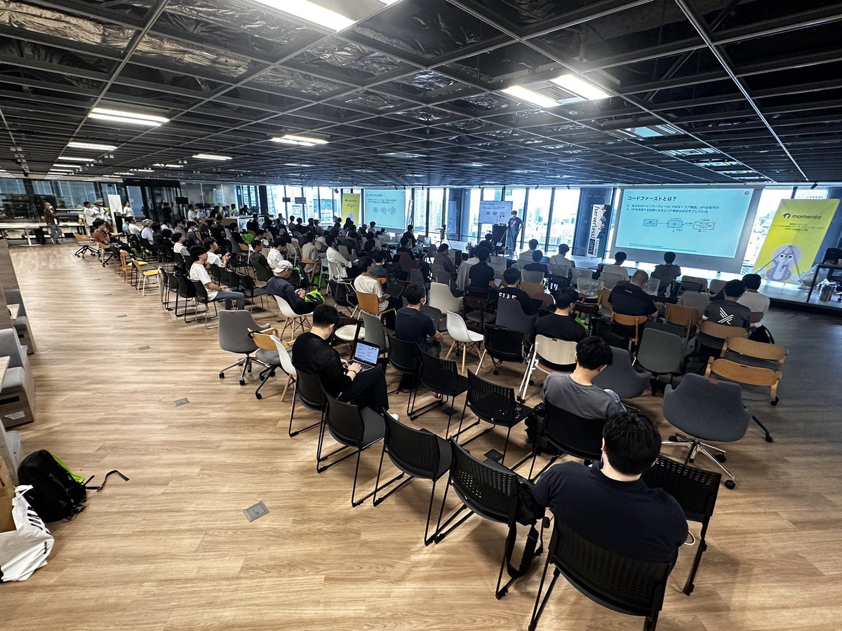 yoshi012569's tweet photo. テクノロジー エバンジェリスト川崎のセッション始まりました👍

#serverlessdays #serverlesstokyo #api https://t.co/SWa7A2gUIN
