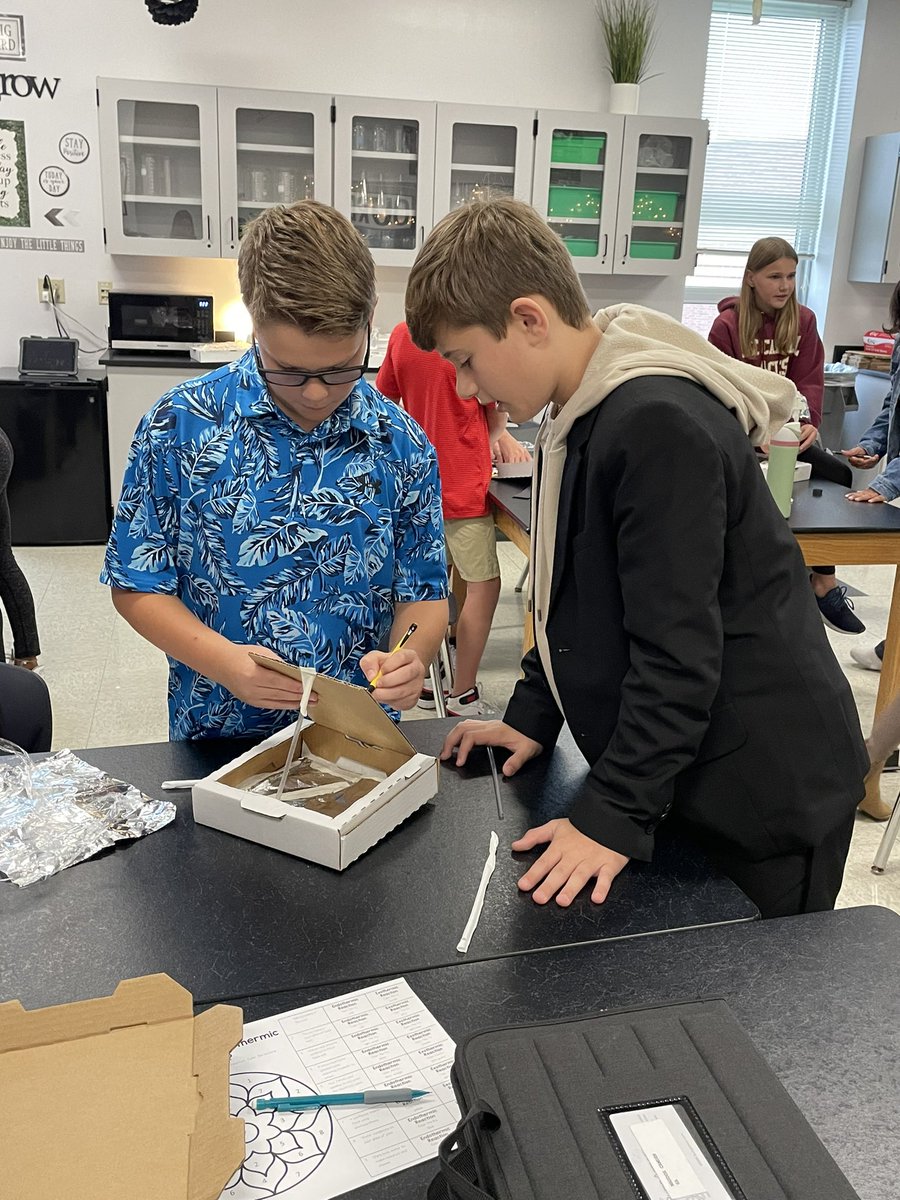 MannerClass's tweet image. The weather didn’t exactly cooperate this week but we still had a great time making solar ovens for our s’mores! @WSMSwolves #WeAreWentzville