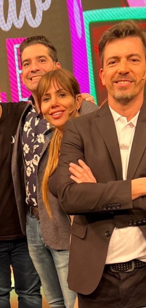 Leonelalopez92_'s tweet photo. Buenas noches !!!
No se olviden mañana 9 Am
Romi va estar en @popradio1015
#MenuPop
Con Luispi Alvaro y todo su equipo
No se lo pierdan 😉
@RomiUhrig
@AlvaroNorro
@luispineyro https://t.co/RKBjscCovw