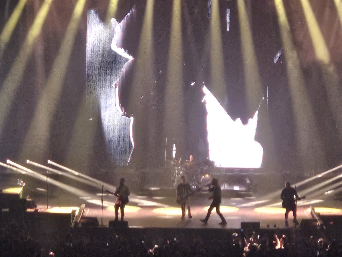 Corbe_A7X's tweet photo. 1st ever @TheOfficialA7X show. https://t.co/6wdDAudPns