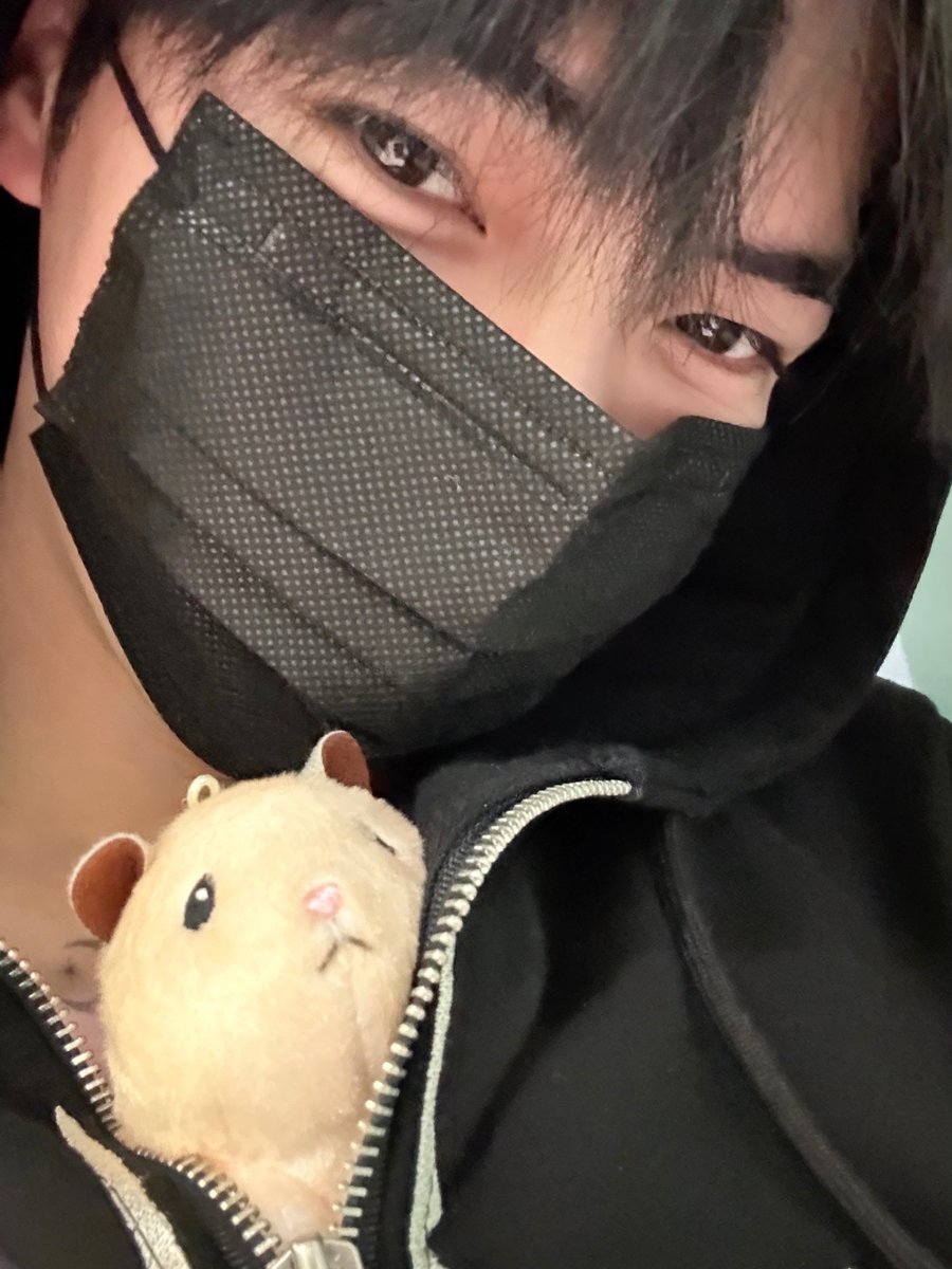 shbdiary's tweet photo. [230923] 🐹 | 01:08 PM KST

- y/n~
- tada
- 📸
- i put chubby in my chest https://t.co/j2Eg7OJan7