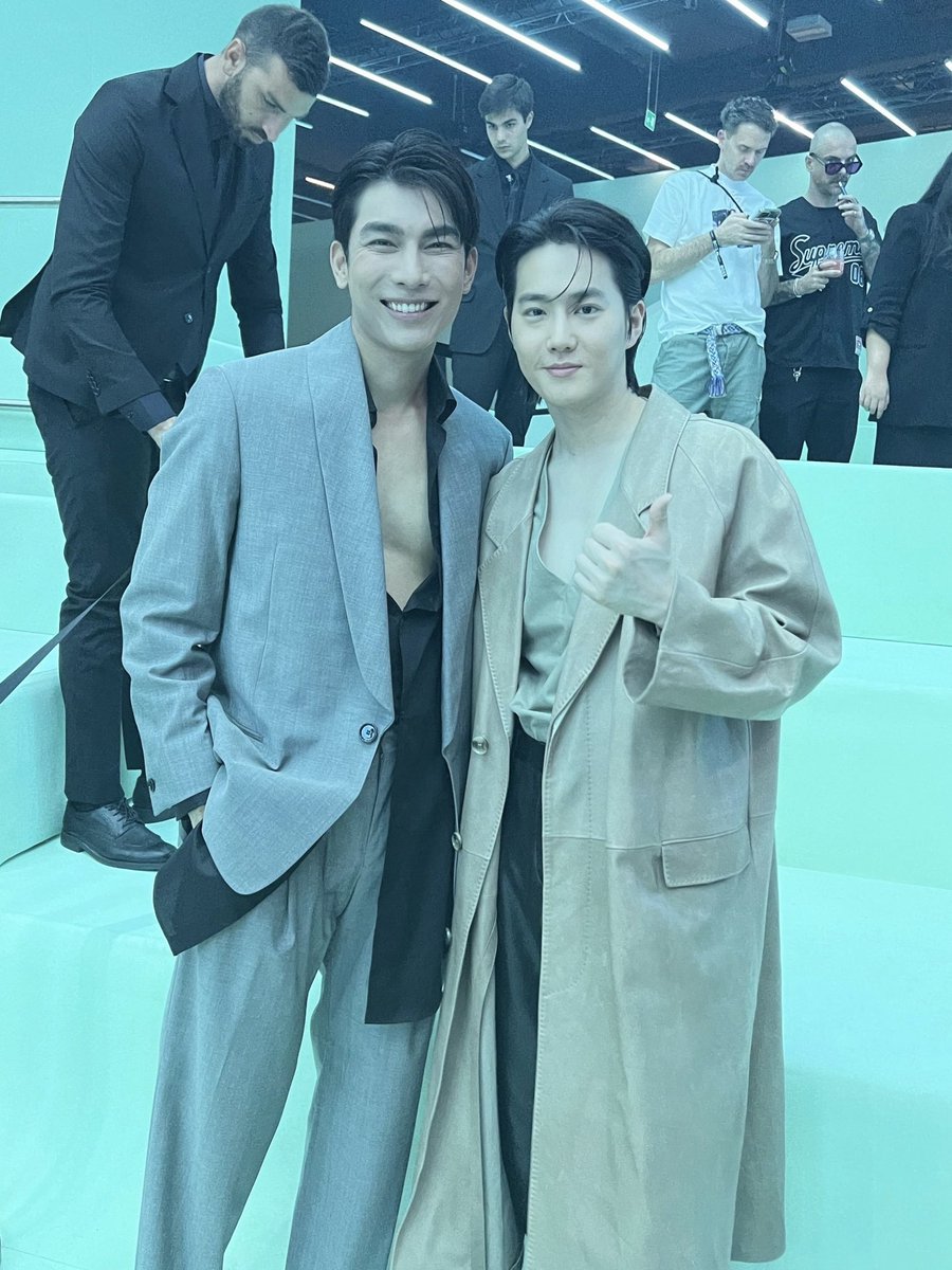 ELLEThailand's tweet image. เก็บตกภาพของหนุ่มมิว ศุภศิษฏ์ @MSuppasit และ ซูโฮ แห่งวง EXO @weareoneEXO ที่แฟชั่นโชว์ BOSS Fall/Winter 2024 ที่มิลานแฟชั่นวีคเมื่อคืนนี้!

 #ELLEnews #ELLEThailand 
#BeYourOwnBOSS #MewSuppasit 
#SUHO #EXO
