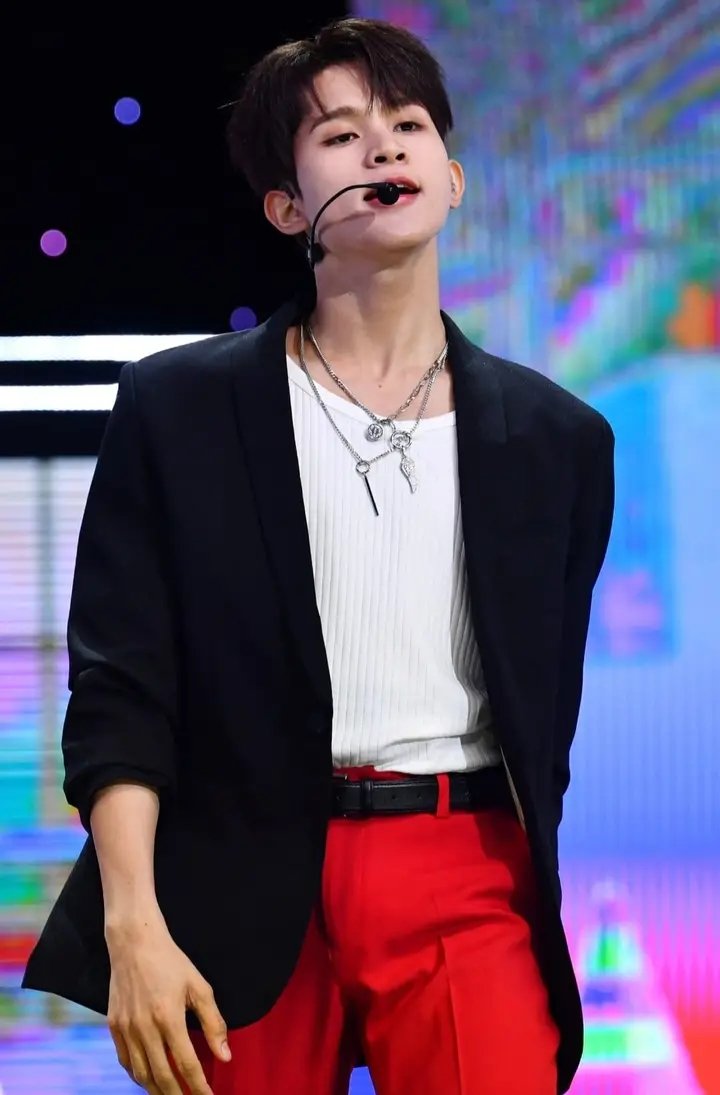 My main biased wrecker 
Di ko alam ano Meron Kay Winston noong dm era after I watch it, pero Yung awra Ng ngiti nya talaga Ang hahatak Sayo 
Di binibigyan Ng screentime pero he worked hard para Maka rank 5 at mapansin Ng LAHAT 
Now bias wrecker na nang karamihan 🫰❤️