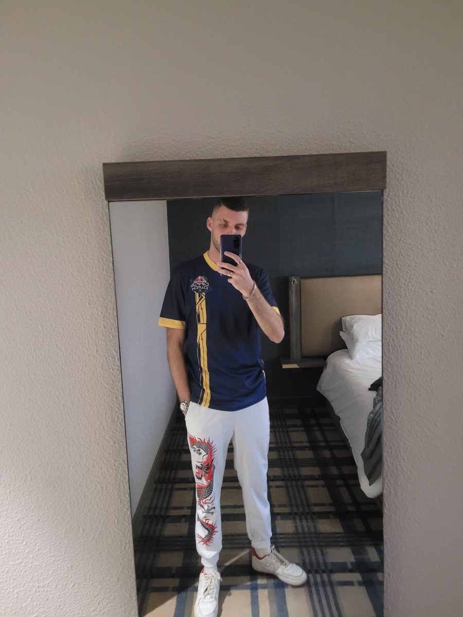 Ready for <a href="/redbullgaming/">Red Bull Gaming</a> Campus clutch at comi con today, let's get it 🥵