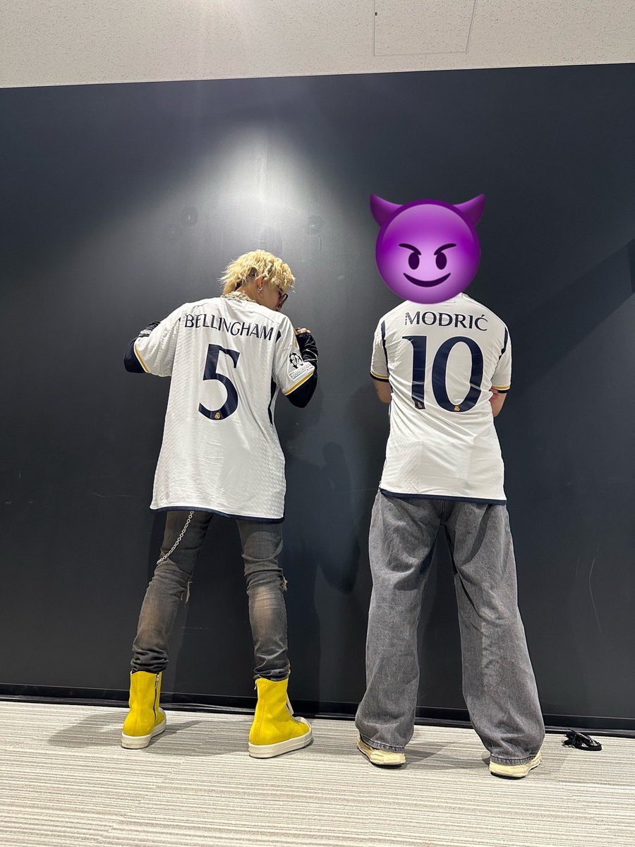 바르셀로나 팬인 매니저형께 레알마드리드 유니폼 사드려버리기😎✌️😏 형 이참에 레알 마드리드로 넘어와여~💜🔥💜🔥
#최현석 #CHOIHYUNSUK