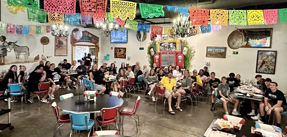 CoachFleen's tweet photo. Love this pic that was sent to me before the game! Apparently the Jackrabbits took over one of the local restaurants! Can’t say enough about our fans! #SouthsideLove https://t.co/x2XQMJ1mnK