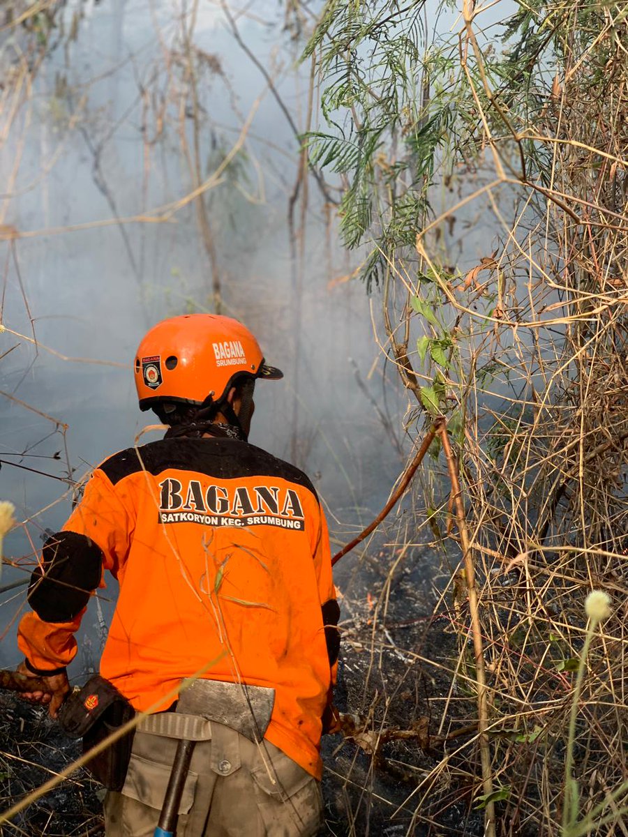 Infokomnewscom's tweet photo. Keterlibatan sahabat BAGANA (Banser Siaga Bencana) Rayon Srumbung dalam upaya pemadaman kebakaran hutan di lereng gunung merapi Sabtu, 23 September 2023. https://t.co/Cykjn6gLu3